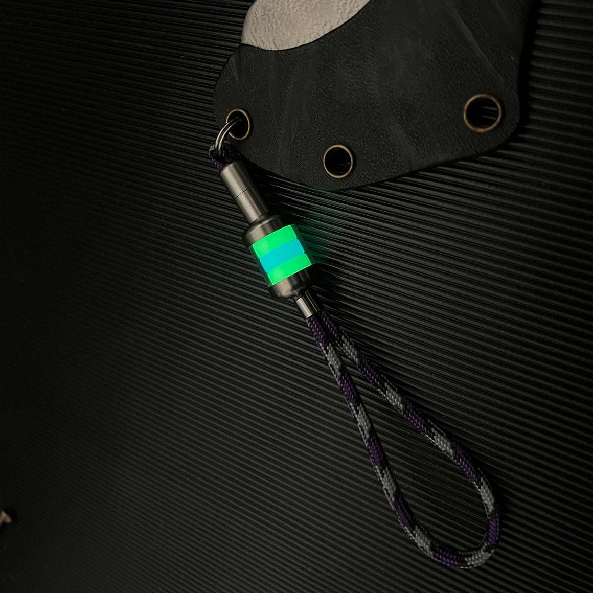 RovyVon Firefly Pro Titanium GITD Bead Keychain -Traffic Light GITD Bead