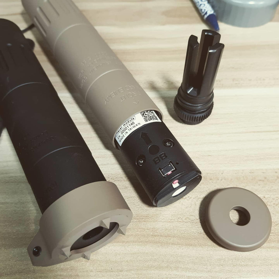 ARTISAN M4 2000 Style Dummy Barrel Extension with Flash Hider 14mm CCW + AT2000R Tracer Unit ( BK / DE )-Dark Earth ( DE )