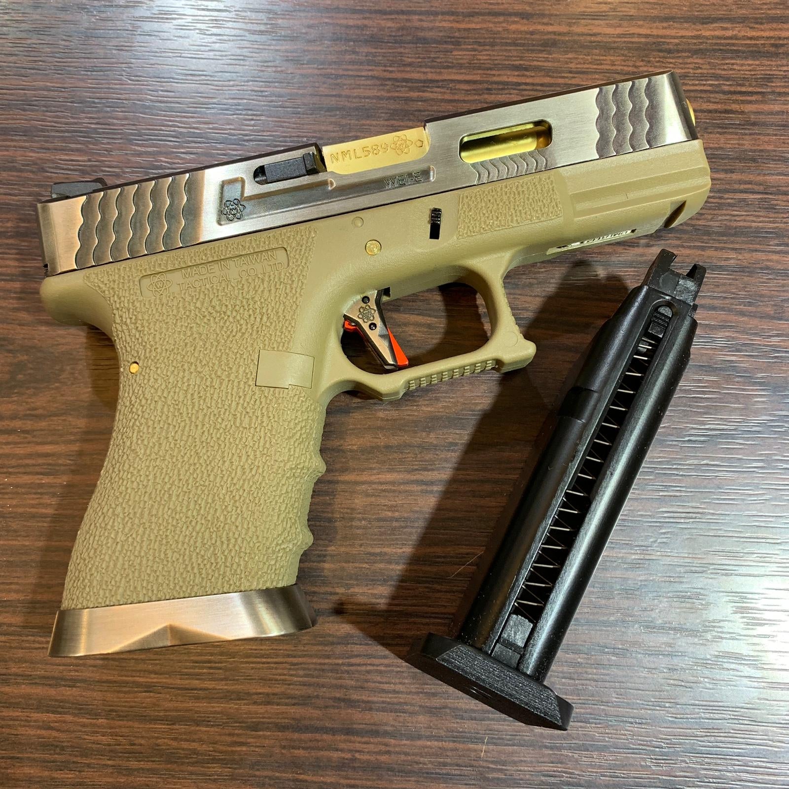 WE Custom Model 19 Pistol Airsoft T4 ( SV SLIDE / GD BARREL / TAN FRAME )